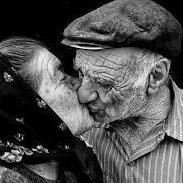 couple âgé qui s'embrasse